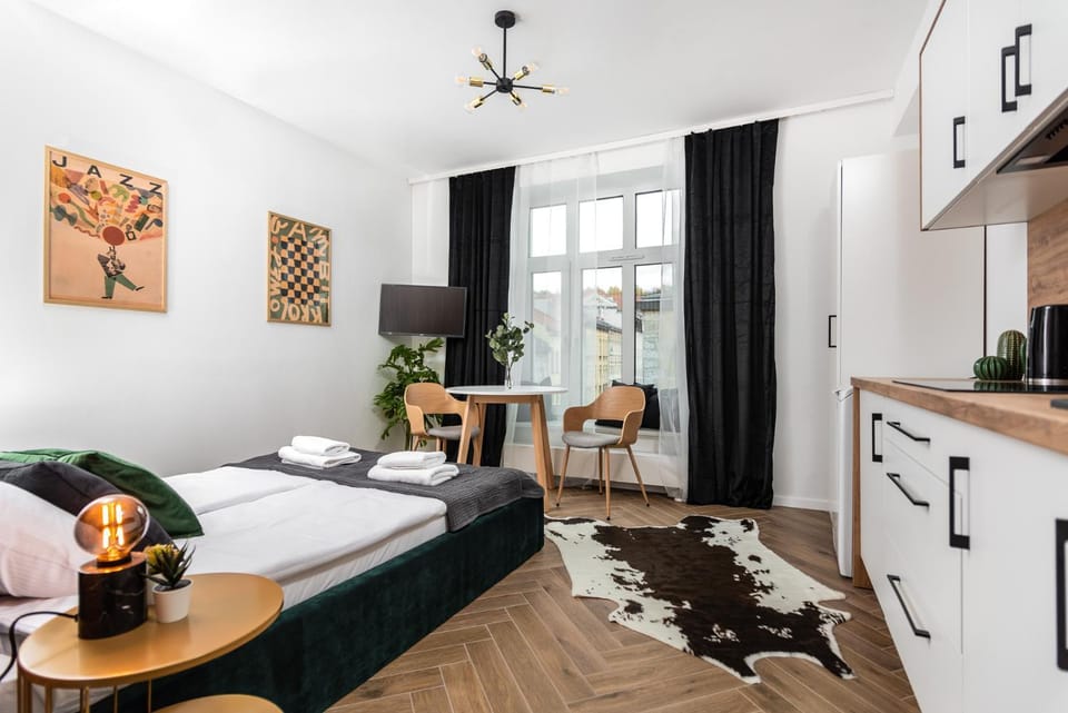 Bed, TV and multimedia, Kitchen or kitchenette, Photo of the whole room