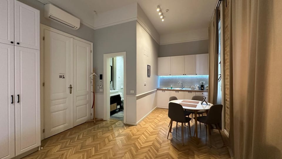 Seating area, Dining area, air conditioner