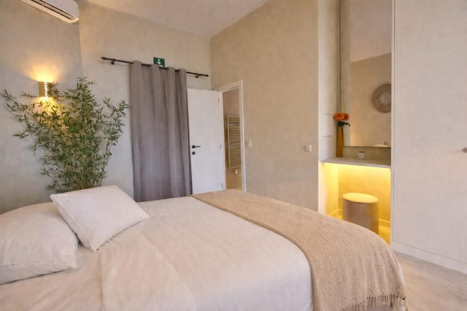 Bed, Photo of the whole room, air conditioner