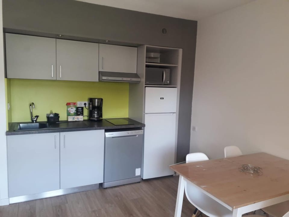 Kitchen or kitchenette, Dining area, stove