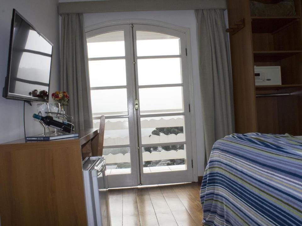 Bed, TV and multimedia, Photo of the whole room