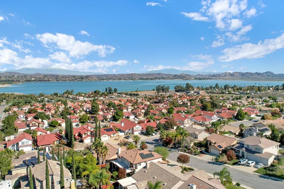 Pool-BBQ-View-Balcony-Fireplace-King-Garage-WD House in Lake Elsinore