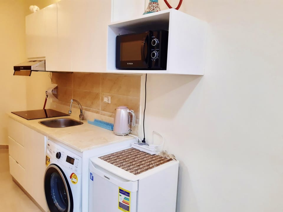 Kitchen or kitchenette, microwave, washing machine