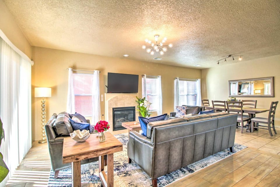Walk to Netflix Studios: Updated ABQ Getaway! House in Albuquerque