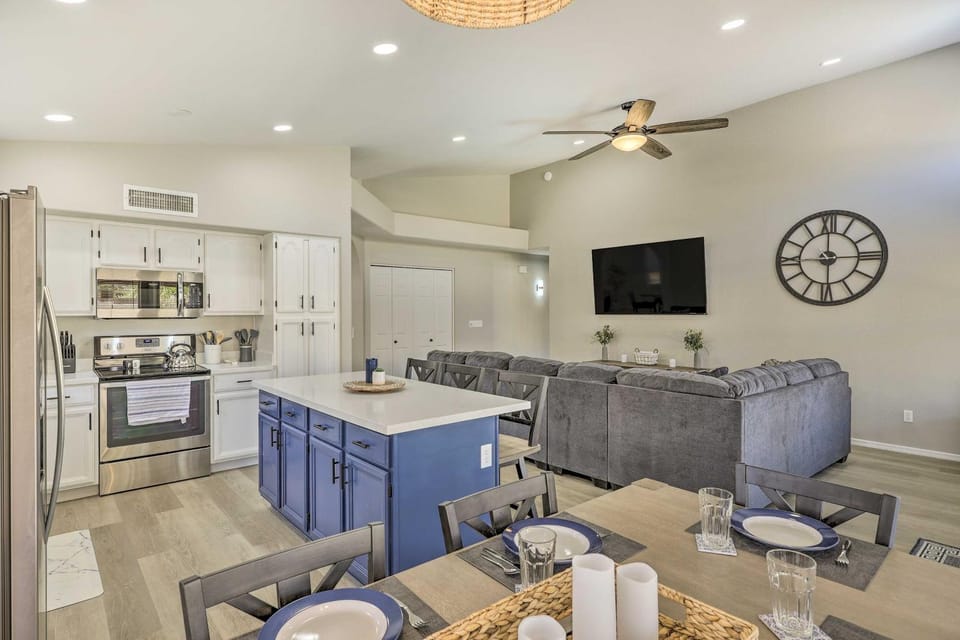 Patio + Fenced Yard: Family Retreat in Phoenix! House in Phoenix