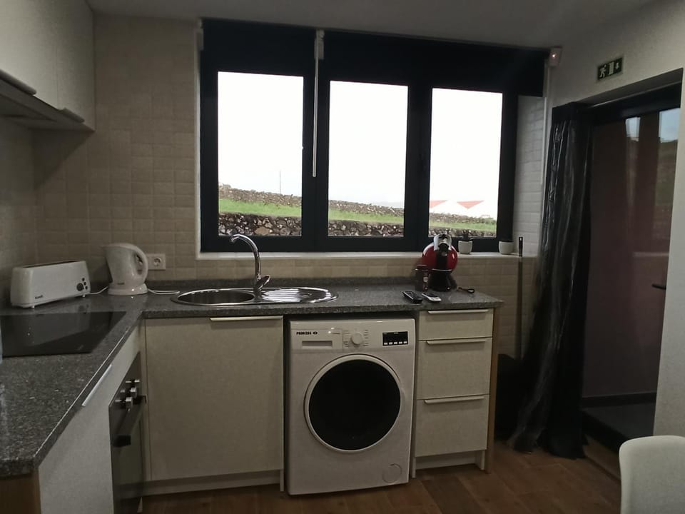 Kitchen or kitchenette, minibar, toaster, washing machine, dryer