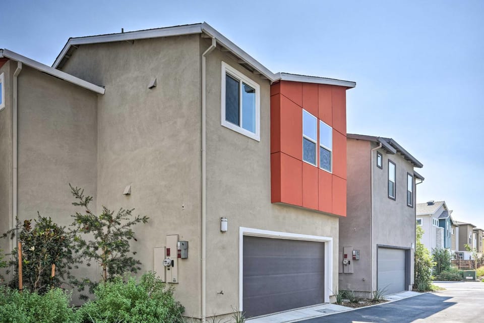 Pet-Friendly Elk Grove Retreat with Balcony! House in Elk Grove