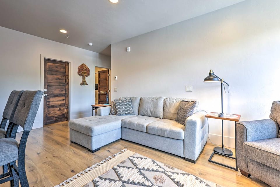 3 Mi to Dillon Reservoir: Condo w/ Balcony! House in Silverthorne