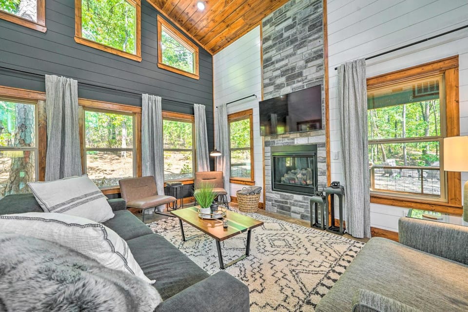 Chic Broken Bow Cabin with Hot Tub & Gas Grill! Cabin in Oklahoma