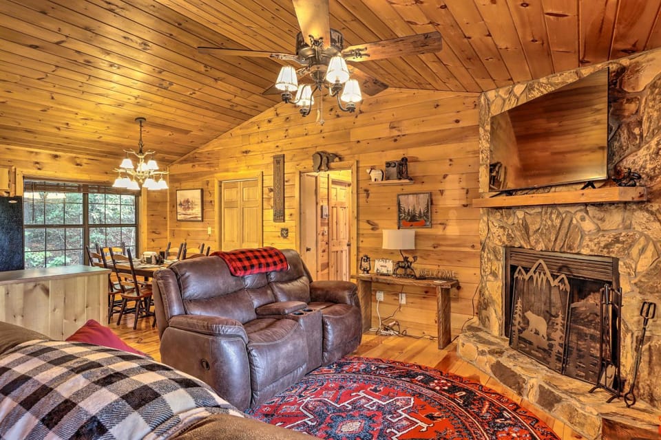 Cozy Cherry Log Cabin ~ 10 Mi to Mercier Orchards Cabin in Georgia