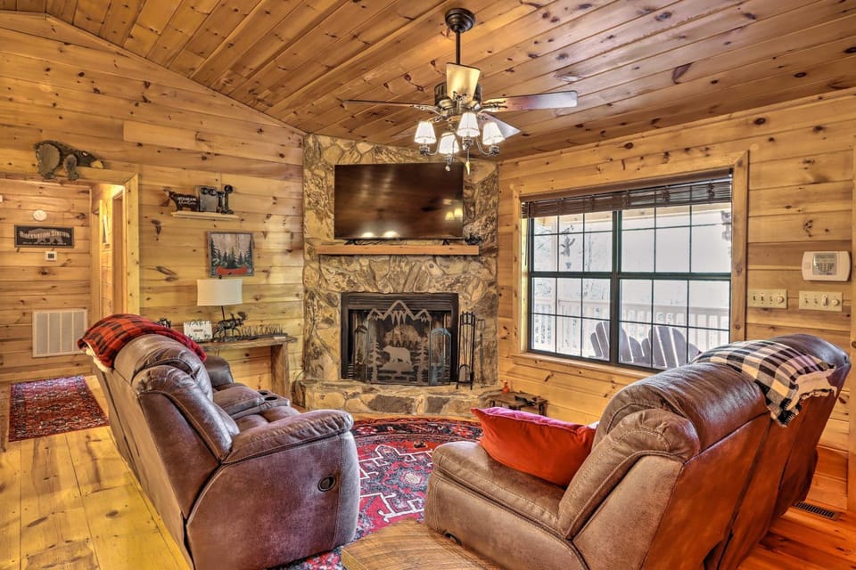 Cozy Cherry Log Cabin ~ 10 Mi to Mercier Orchards Cabin in Georgia