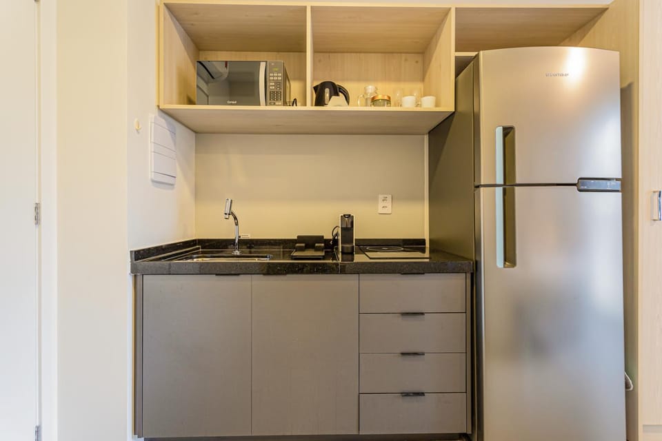 Coffee/tea facilities, Kitchen or kitchenette, locker, microwave, stove