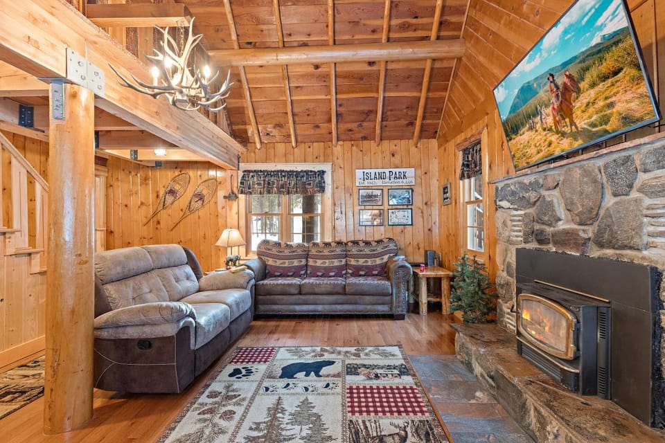 Double Loop by KABINO Large Driveway Fire Pit Fireplaces Grill WiFi Sleeps 11 in Summer and only 7 in Winter House in Island Park