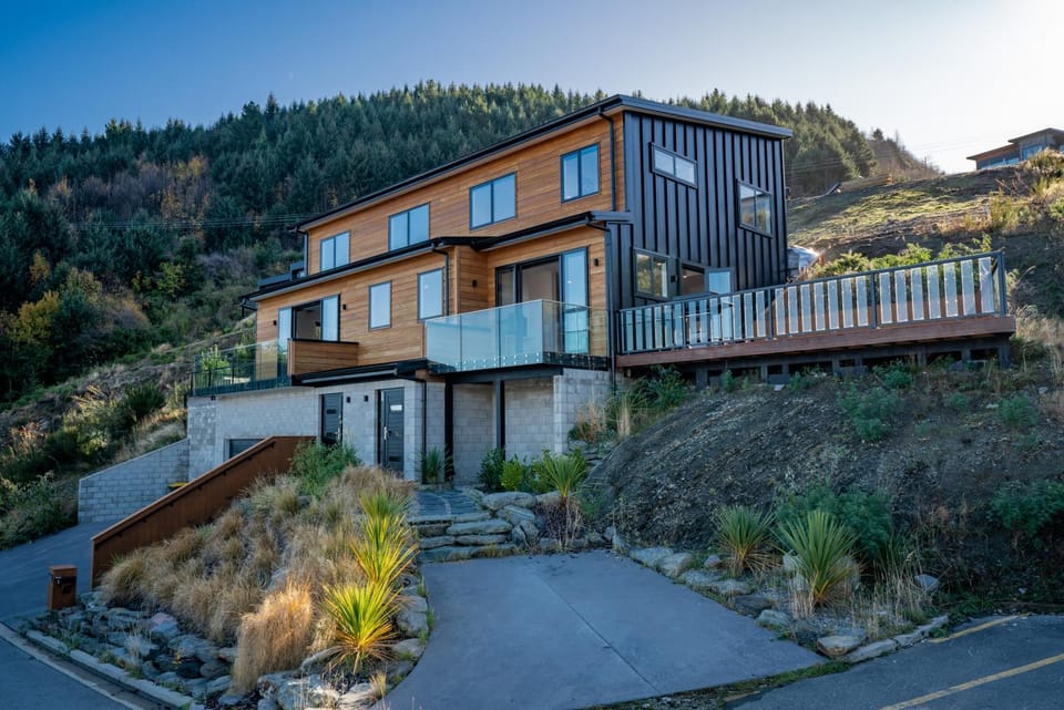 A Luckie Charm - 3-Bedroom Townhouse with Spectacular View House in Queenstown