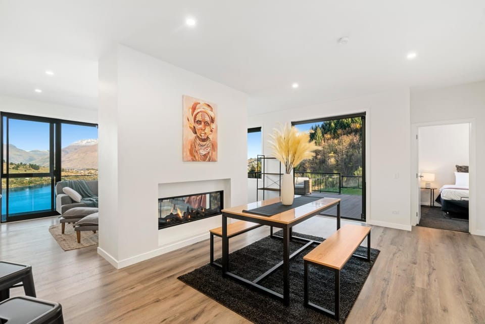 A Luckie Charm - 8 Bedroom Townhouse with Spectacular View House in Queenstown