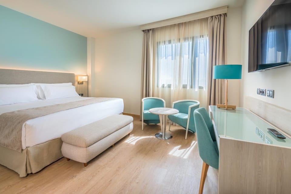 Photo of the whole room, Decorative detail, Seating area, Bedroom, Family