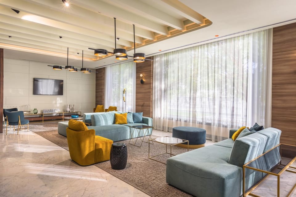Communal lounge/ TV room, Lounge or bar, Food, City view, Street view, Alcoholic drinks, Non alcoholic drinks
