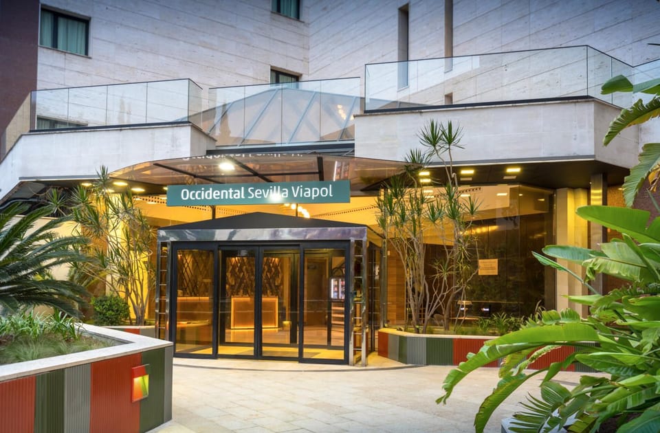 Facade/entrance, Lobby or reception, City view