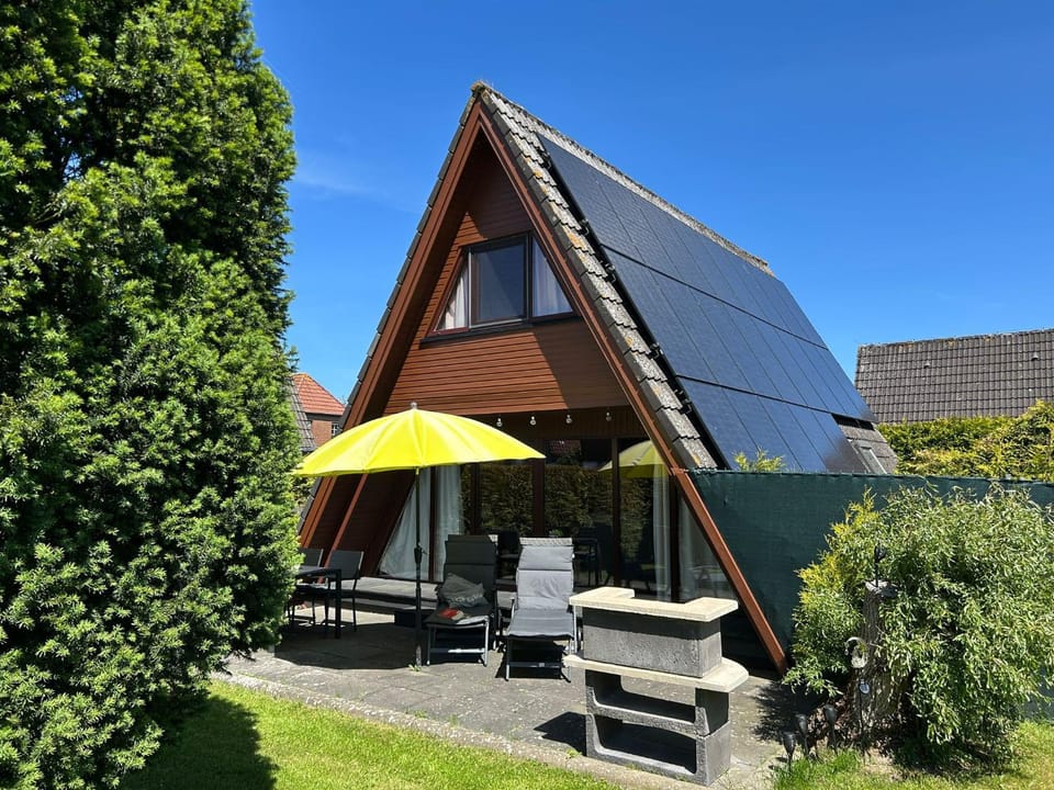 Property building, Garden, Garden view, sunbed