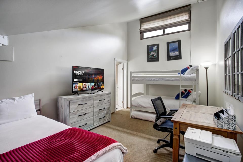 Bed, TV and multimedia, Photo of the whole room, Bedroom, hair dresser