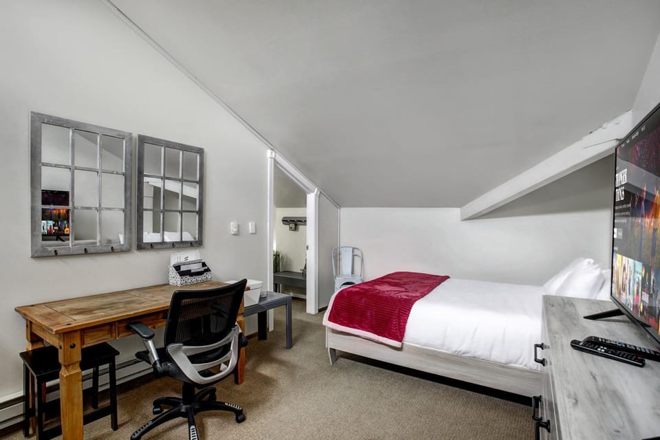 Bed, TV and multimedia, Photo of the whole room, Bedroom, hair dresser