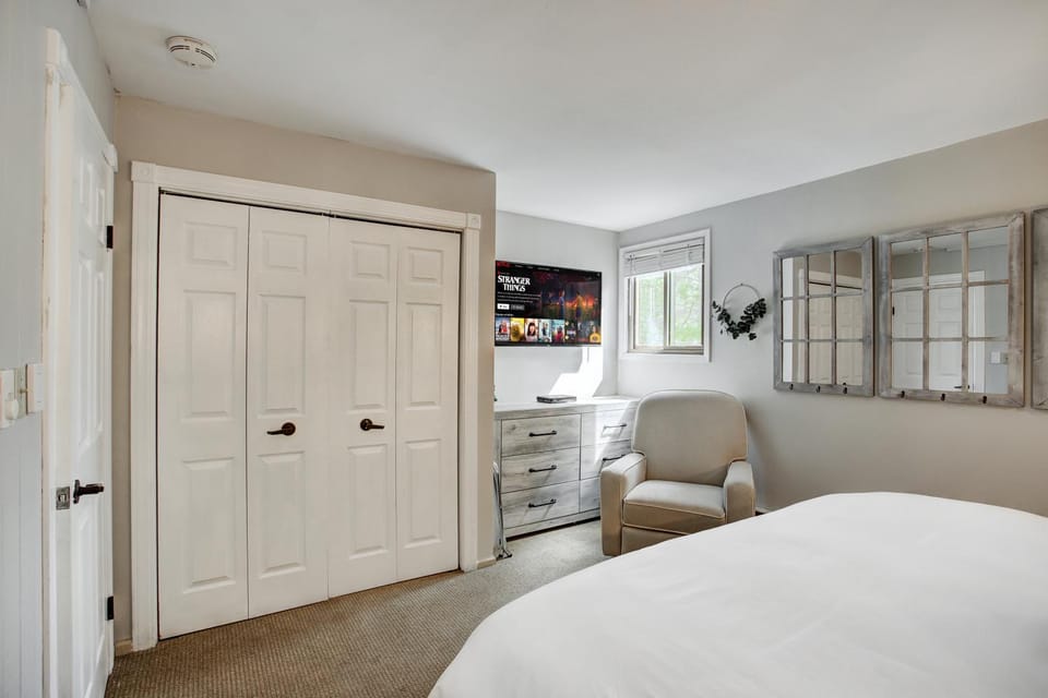 Bed, Kitchen or kitchenette, Photo of the whole room, Bedroom, minibar, oven, wardrobe