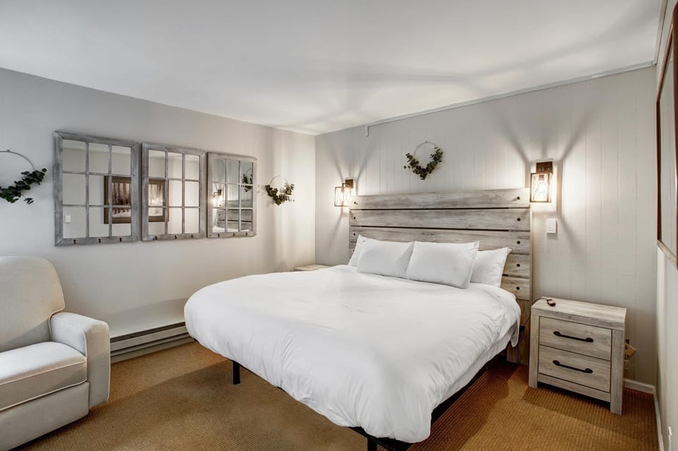 Bed, Living room, Photo of the whole room, Seating area, Bedroom