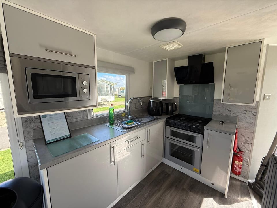 Meadow Lakes 22 - Golden Palm Resort, pet friendly, WiFi, bed linen - Meadow Lakes Caravan & Lodge Hire House in Chapel Saint Leonards