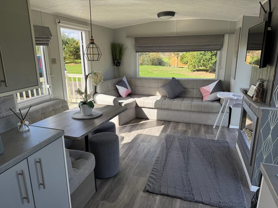 Meadow Lakes 22 - Golden Palm Resort, pet friendly, WiFi, bed linen - Meadow Lakes Caravan & Lodge Hire House in Chapel Saint Leonards