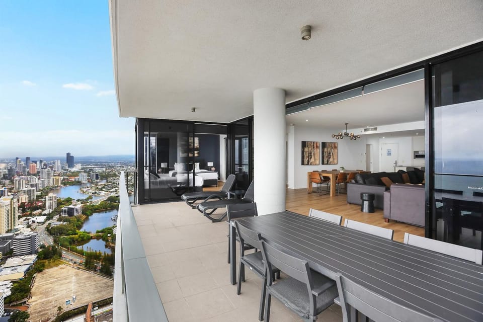 Property building, View (from property/room), Balcony/Terrace, Seating area, City view