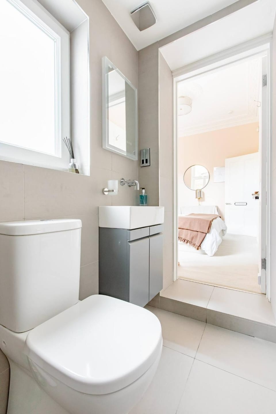 Luxury King-Bed EnSuite with Quiet Private Patio House in London