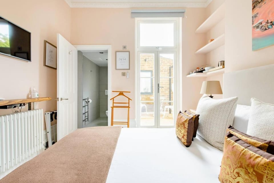 Luxury King-Bed EnSuite with Quiet Private Patio House in London