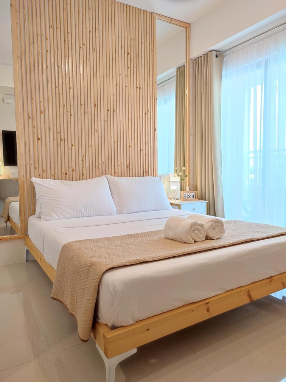 Bed, Photo of the whole room, towels