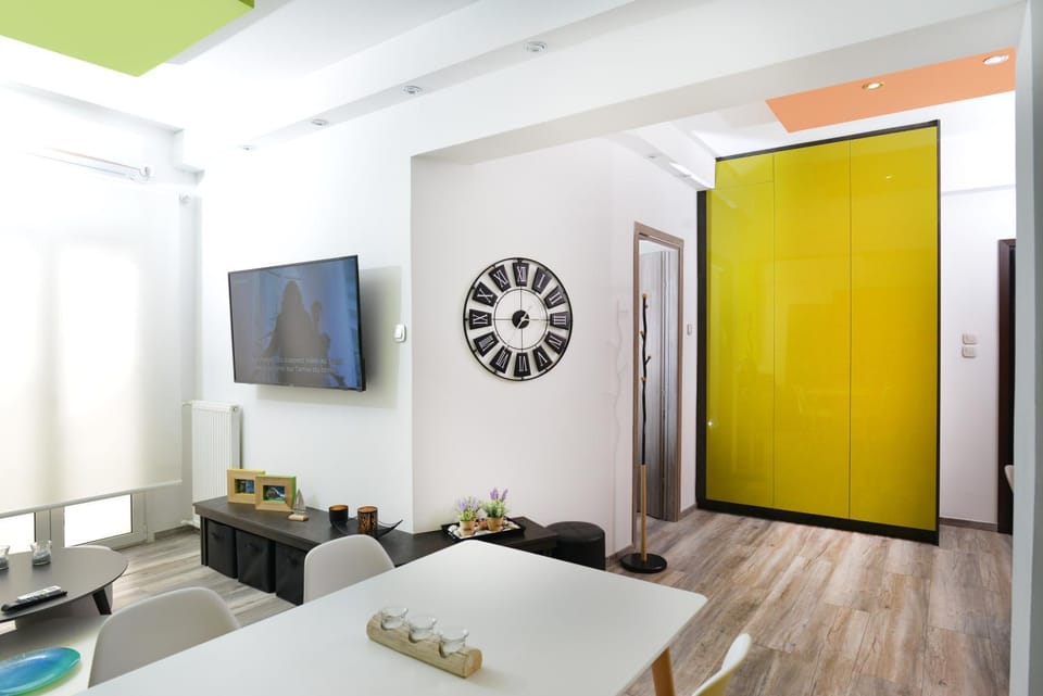 TV and multimedia, Living room, Seating area, Evening entertainment