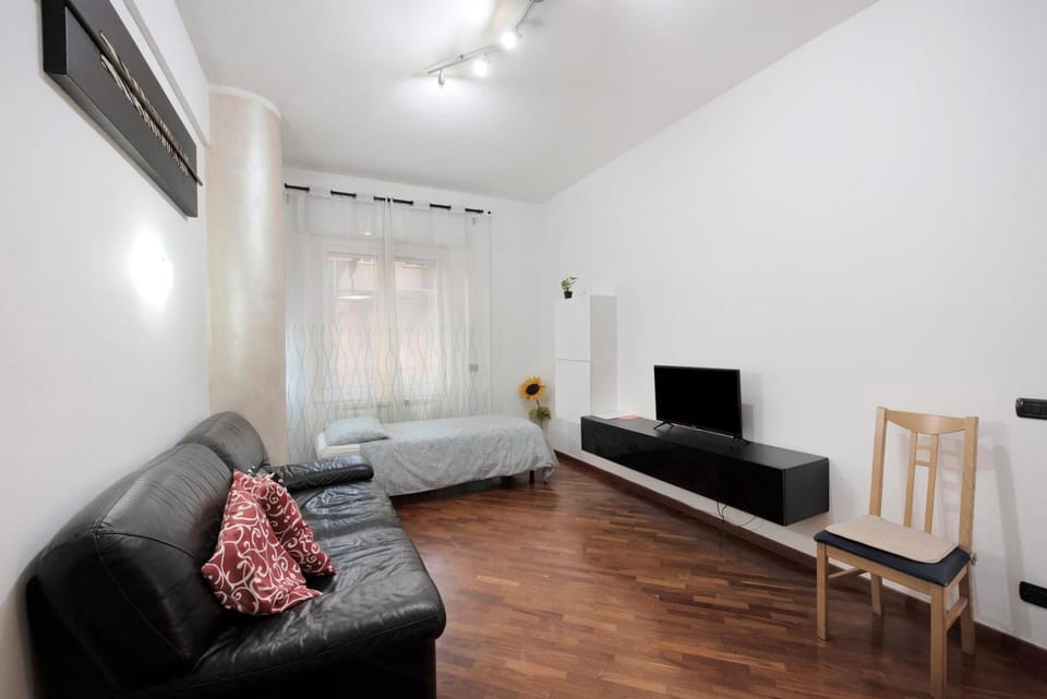 TV and multimedia, Living room, Seating area, Evening entertainment