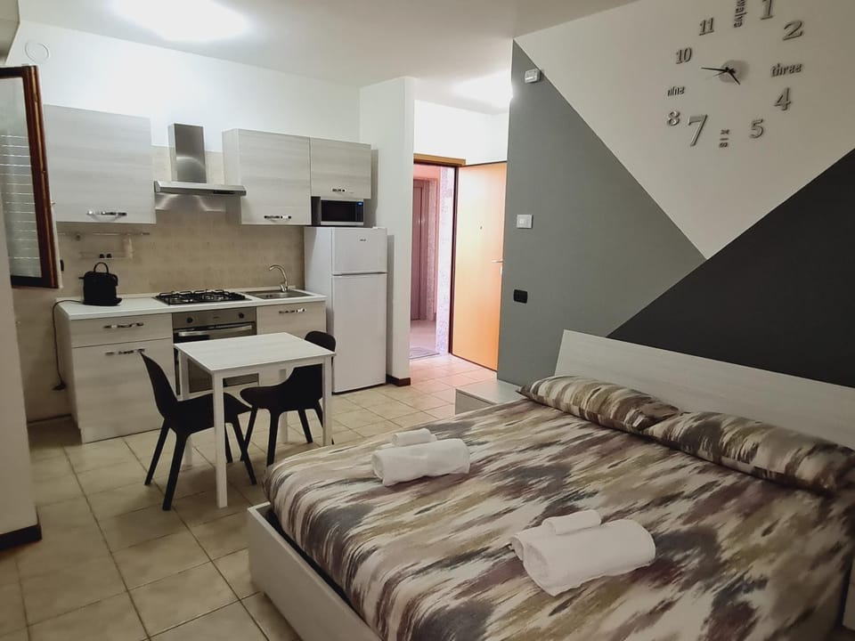 Kitchen or kitchenette, Dining area, minibar, pet friendly