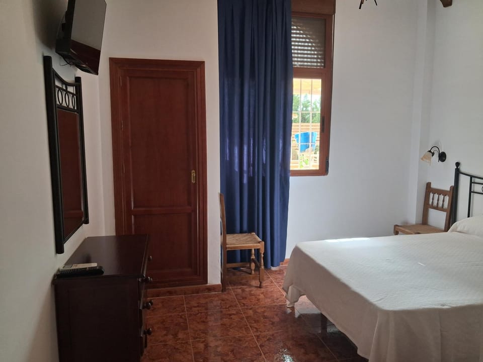 Bed, TV and multimedia, Photo of the whole room, Bedroom, wardrobe