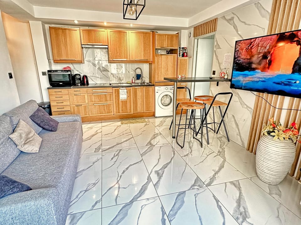 TV and multimedia, Coffee/tea facilities, Kitchen or kitchenette, Dining area, washing machine