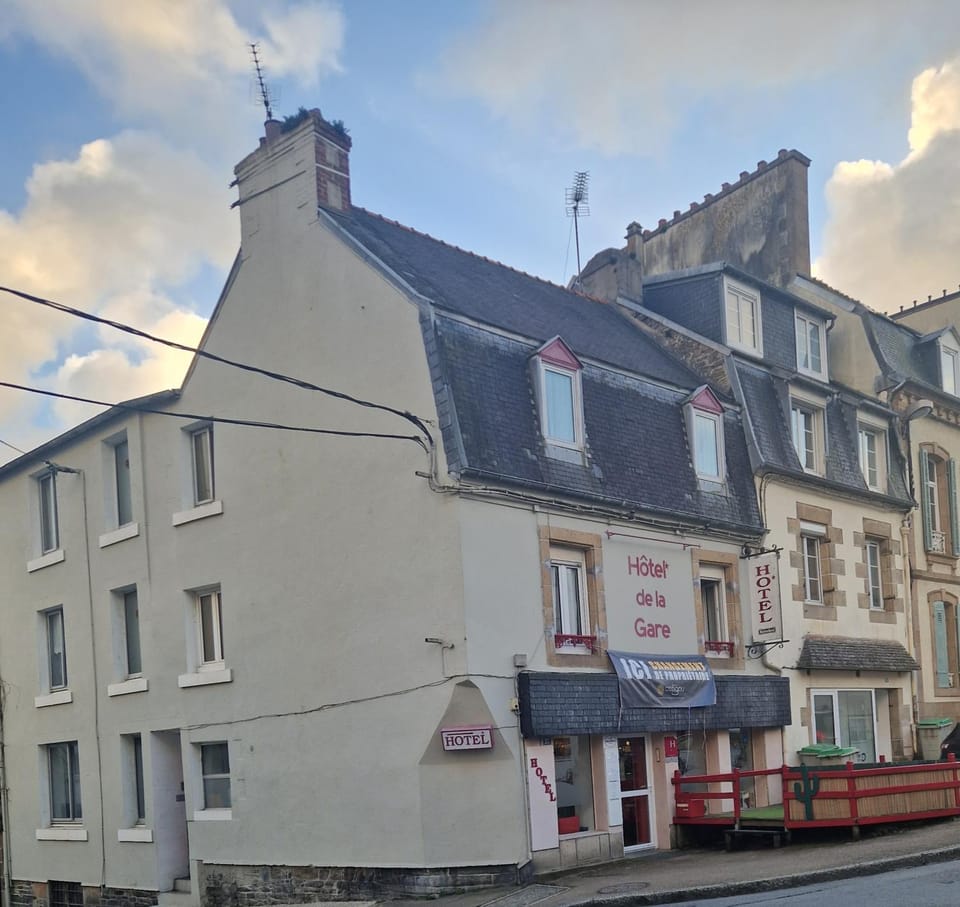 Property building, City view, Landmark view, Street view, Location, Parking