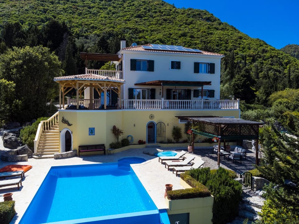 Property building, Day, Natural landscape, Balcony/Terrace, Mountain view, Pool view, Swimming pool, sunbed