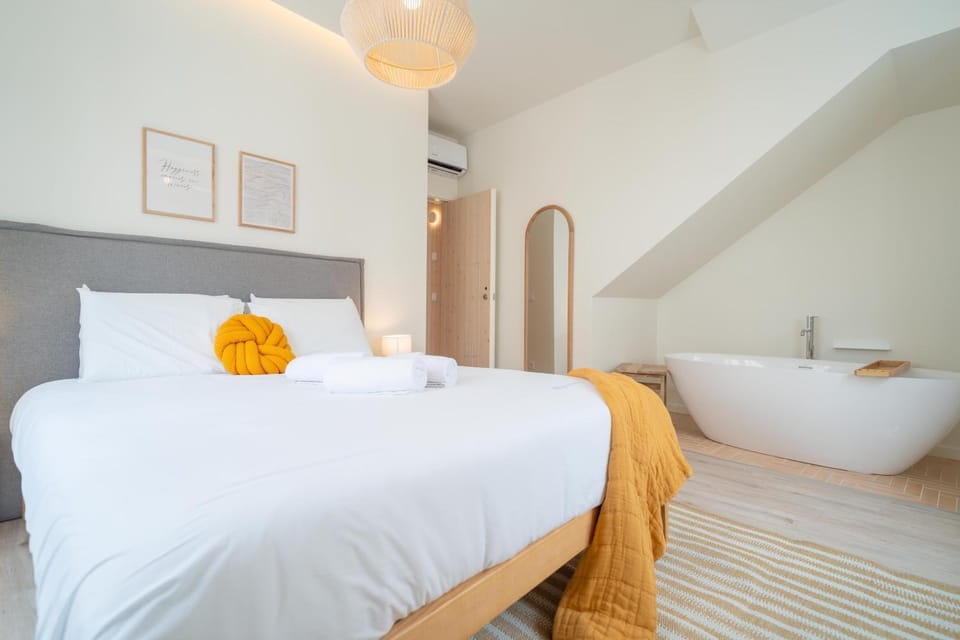 Photo of the whole room, Bedroom, Bath