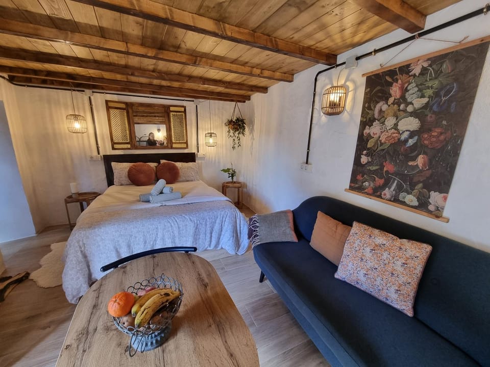 Photo of the whole room, Seating area, Bedroom