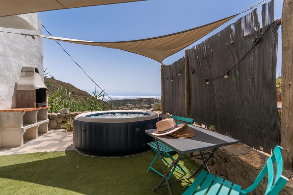 Hot Tub, Dining area