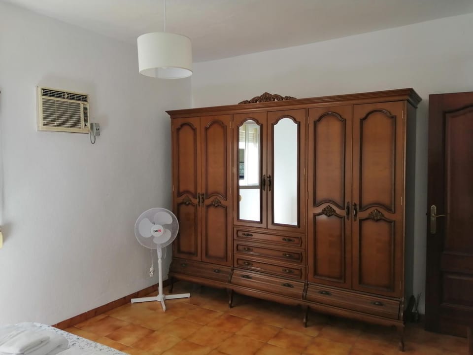 Bedroom, wardrobe, air conditioner