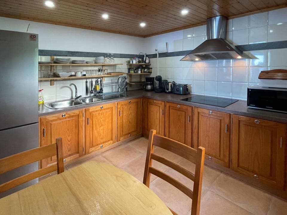 Coffee/tea facilities, Kitchen or kitchenette, microwave, stove, toaster