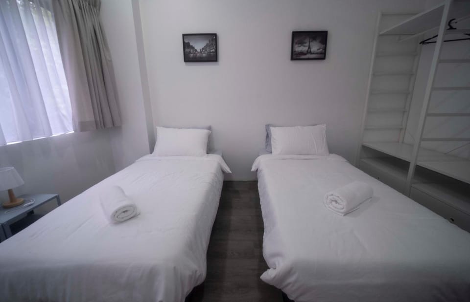 Bed, Photo of the whole room, Bedroom, towels