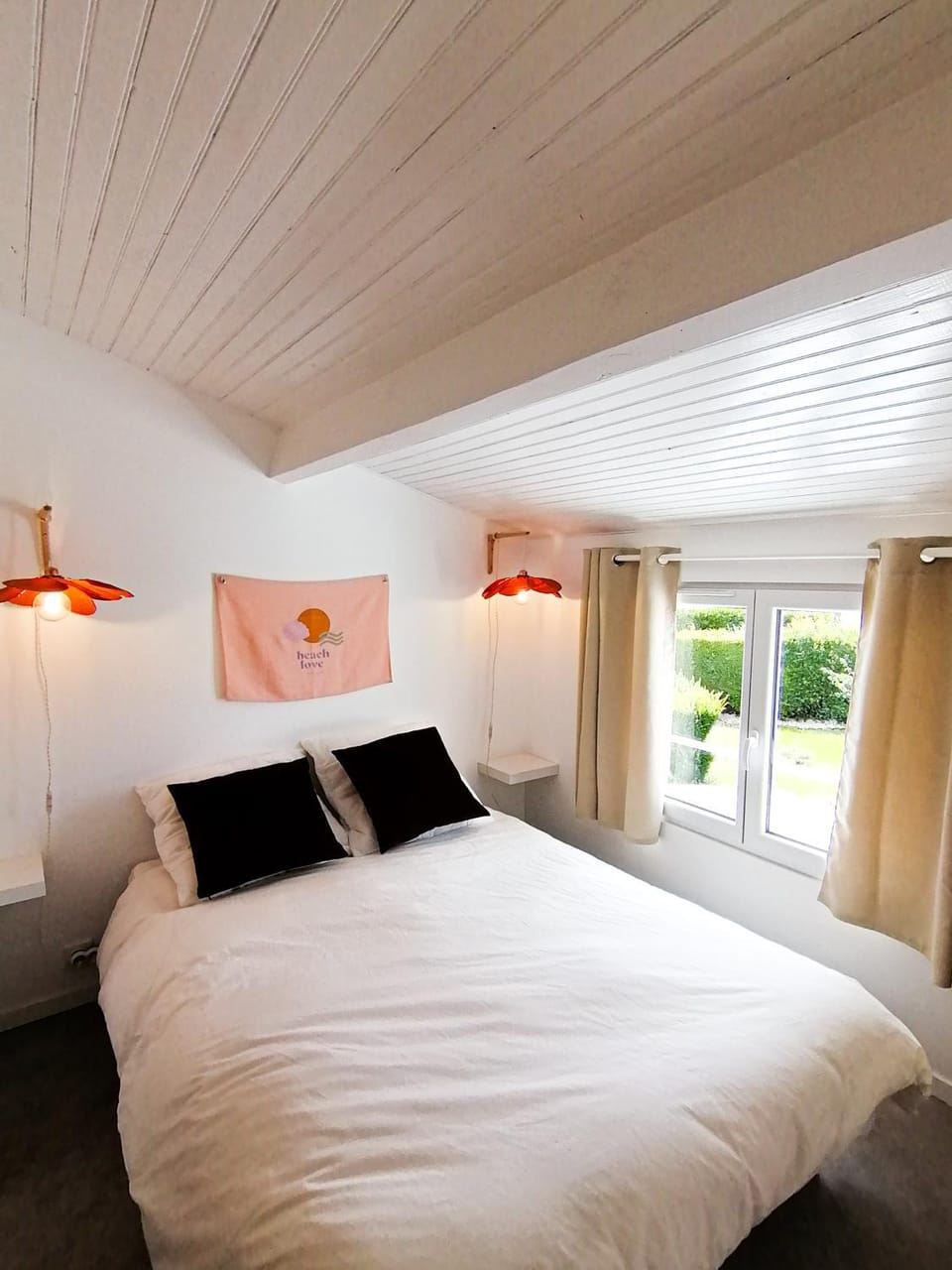 Bed, Photo of the whole room, Bedroom, Garden view
