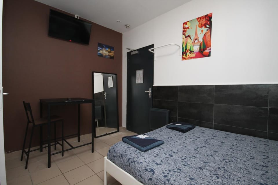 06 - Chambre avec TV proche Paris et transports WIFI Bed and Breakfast in Saint-Denis, France