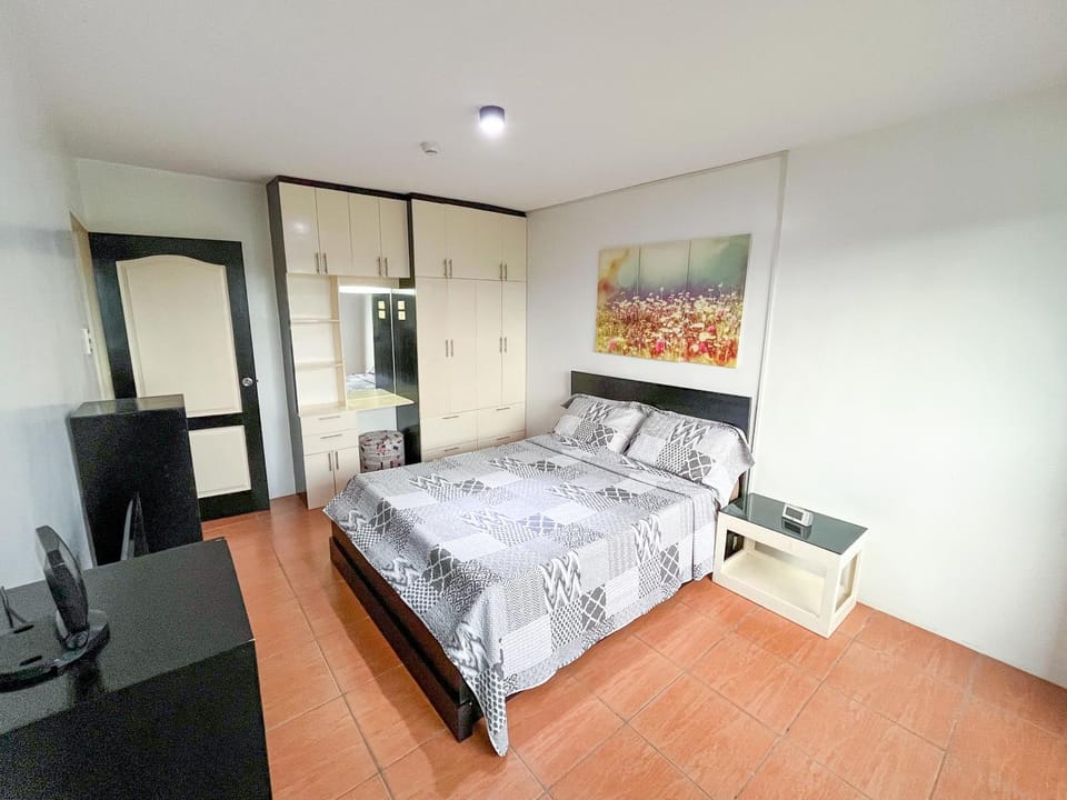 Bed, TV and multimedia, Photo of the whole room, Bedroom, wardrobe