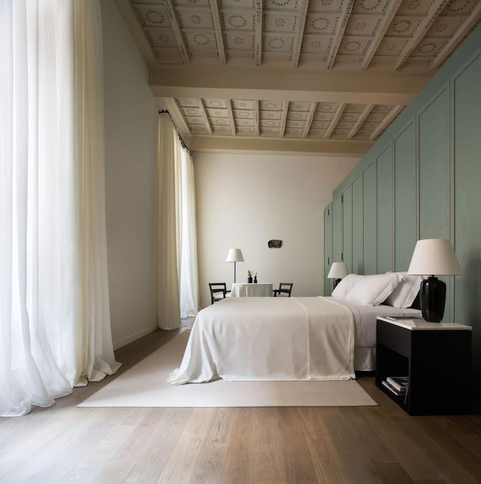 Shower, Bed, Coffee/tea facilities, Decorative detail, Seating area, Bedroom, Pets, Drinks, children, young children, cot, bidet, furniture, hair dresser, heating, internet, internet, oven, soundproof, towels, wardrobe, air conditioner, air conditioner
